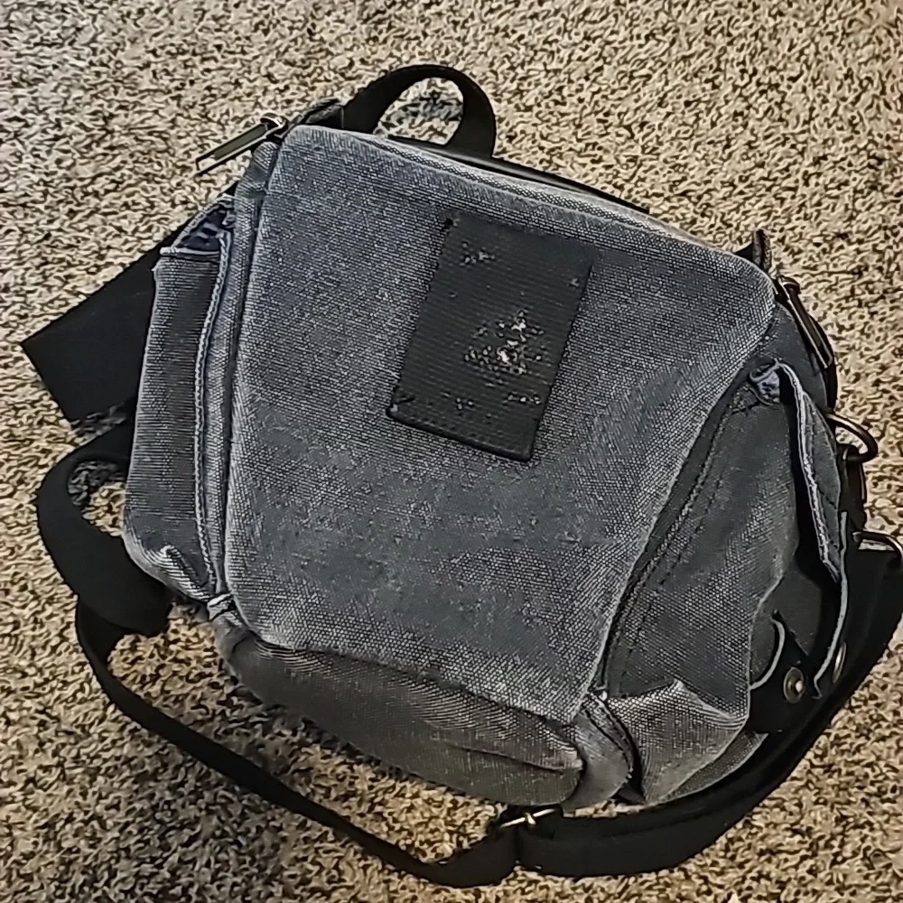 Evecase camera crossbody.